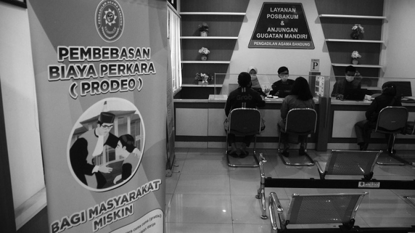 Warga mengurus berbagai perkara di Pengadilan Agama Bandung, Jawa Barat, termasuk gugatan cerai, Rabu, 19 Mei 2021. Tren gugatan cerai meningkat saat masa pandemi Covid-19 dengan faktor penyebab berupa perselisihan dan pertengkaran yang paling tinggi.  (Foto: Prima Mulia)