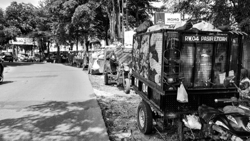 Beberapa kendaraan triseda yang berisi sampah terpaksa lebih lama mengantre di depan Tempat Pembuangan Sementara (TPS) Pasir Endah, Kota Bandung, Jumat (12/1/2023) sore, akibat kendala pengiriman sampah ke TPA Sarimukti. (Foto: Awla Rajul/BandungBergerak.id) 