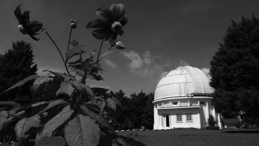 Bangunan ikonik di komplek Observatorium Bosscha, Lembang, Kabupaten Bandung Barat, Jawa Barat, 16 Januari 2022. Peneropong bintang ini diresmikan pada 1 Januari 1923. (Foto: Prima Mulia/BandungBergerak.id)