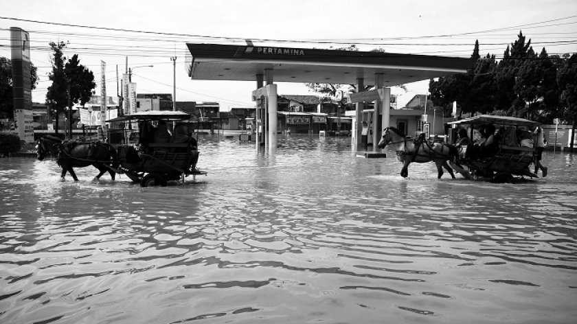 Banjir akibat luapan Sungai Citarum memutus sejumlah jalan raya di Kabupaten Bandung, Selasa (25/5/2021). Hanya delman dan perahu yang bisa melaju. (Foto: Prima Mulia)