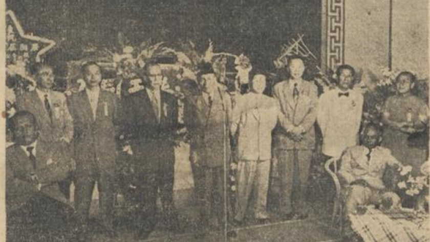 Mochamad Enoch memberikan sambutan pada peringatan ulang tahun ketujuh Republik Rakyat Tiongkok, yang diperingati komunitas Tionghoa di Kebonjati. (Sumber: AID, 1 Oktober 1956)