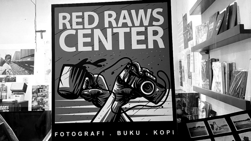 Poster yang terpasang di depan Red Raws Center. Toko buku foto, kopi, dan tempat berbagai kegiatan fotografi diselenggarakan. (Foto: Delpedro Marhaen/BandungBergerak.id)