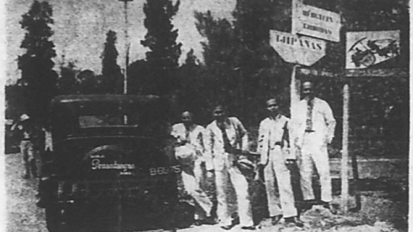 Bakrie bersama tiga orang redaktur koran Pemandangan berfoto di persimpangan Bergtuin Cibodas tahun 1934. (Sumber: Sipatahoenan, 16 Agustus 1934)