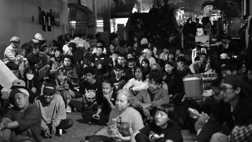 Puluhan anak muda dengan beragam latar belakang menyimak diskusi di hari pembukaan Perpustakaan Literaksi di Tamansari, Kota Bandung, Jumat (27/1/2023) petang. (Foto: Dini Putri/BandungBergerak.id)