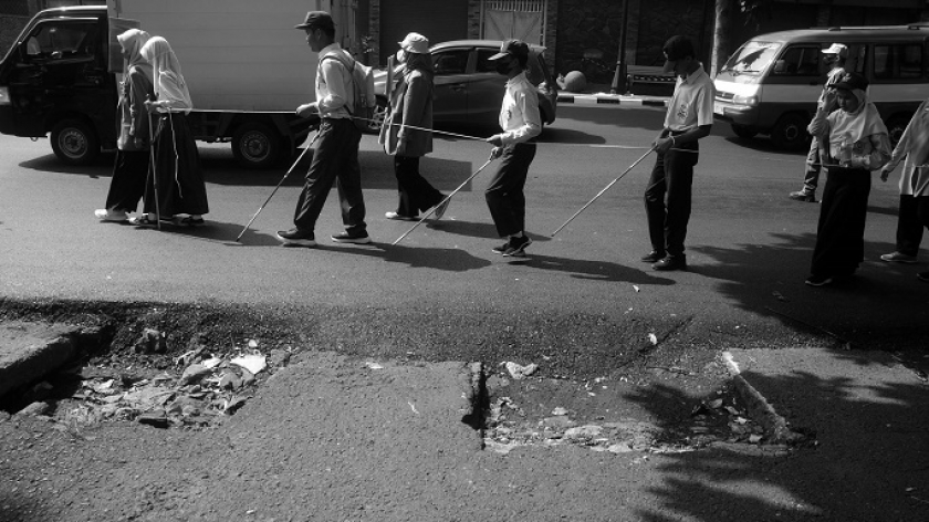 Sejumlah remaja penderita low vision dan tuna netra murid SLB Negeri A Pajajaran beserta orang tua dan pendamping saat pawai disabilitas di Bandung, 20 Desember 2022. (Foto: Prima Mulia/BandungBergerak.id)