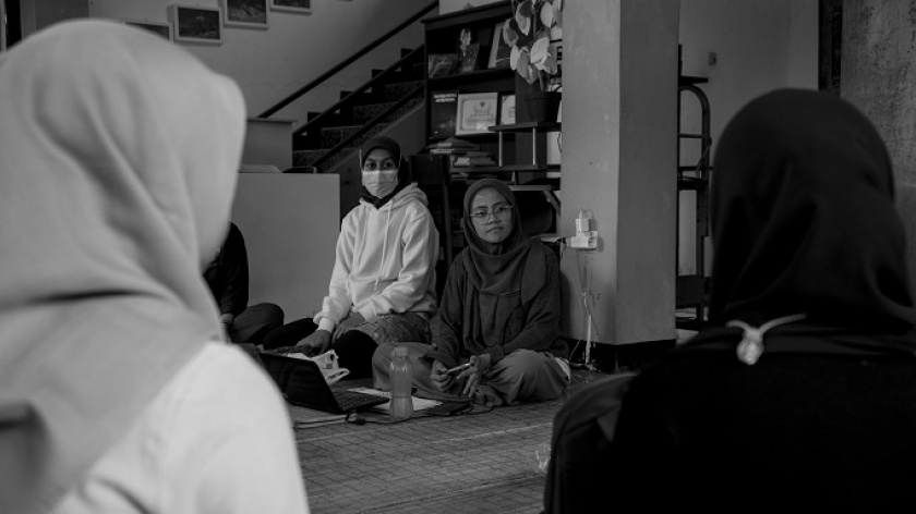 Laila Nursaliha (kedua kiri) dan Nurul Maria Sisilia (kedua kanan) dalam diskusi mempersiapkan Festival Buku Pasar Biru di Taman Baca Masyarakat (TBM) Pohaci, Nagrog, Cicalengka, Kabupaten Bandung, Minggu, 19 Juni 2022. (Foto: Virliya Putricantika/BandungBergerak.id)
