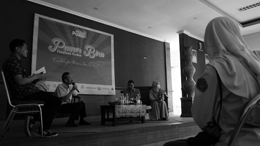 Suasana diskusi bersama dengan Imam Jauhari (kedua kiri) pendiri Taman Baca Masyarakat (TBM) Pohaci, Teten Nurudin (kedua kanan) pendiri Rumah Baca Cikahuripan, dan Laila Nursaliha (kanan) relawan di Rumah Baca Kali Atas pada Festival Buku Pasar Biru di Aula Kecamatan Cicalengka, Kabupaten Bandung, Sabtu, 25 Juni 2022. (Foto: Virliya Putricantika/BandungBergerak.id)