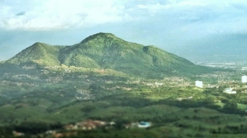 Sisi barat Gunung Geulis Jatinganor, dengan puncak Gunung Bukitjarian di sebelah kirinya,  dilihat dari Puncak Papanggungan Gunung Manglayang, Maret 2016. (Foto Gan Gan Jatnika)