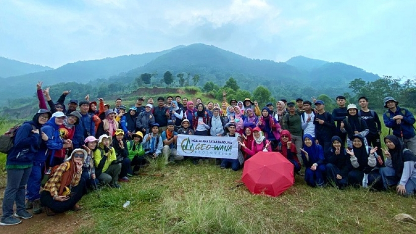 Rombongan pendaki Geowana Ecotourism berfoto bersama dengan latar belakang Gunung Geulis Jatinangor, Januari 2023. (Foto: dokumentasi Geowana Ecotourism) 