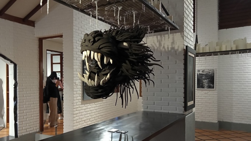 Karya seni rupa bertajuk “Black Howl” karya Misha Baron di pameran seni rupa Hitam yang digelar galeri Grey di Jalan Braga 47 Bandung. (Foto: Sundea/Penulis)