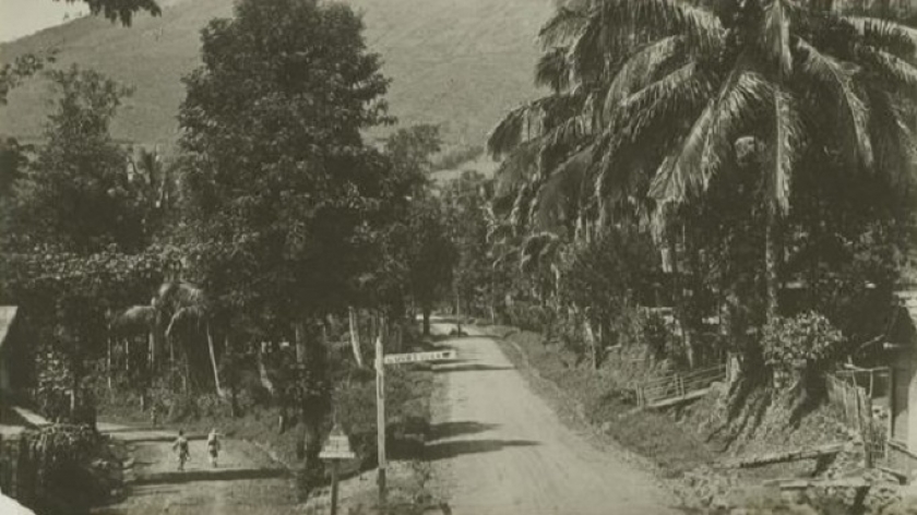 Grote Postweg di Jawa Barat. Foto diambil sekitar tahun 1920. (Koleks KITLV 26319, Sumber digitalcollections.universiteitleiden.nl)