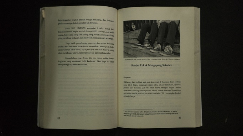 Salah satu reportase di buku Di Balik Tembok Sekolah: Wajah Pendidikan dalam Laporan Jurnalistik 2008-2017 menguak serbuan produk dan iklan rokok di lingkungan sekolah-sekolah di Kota Bandung. (Foto: Virliya Putricantika/BandungBergerak.id)