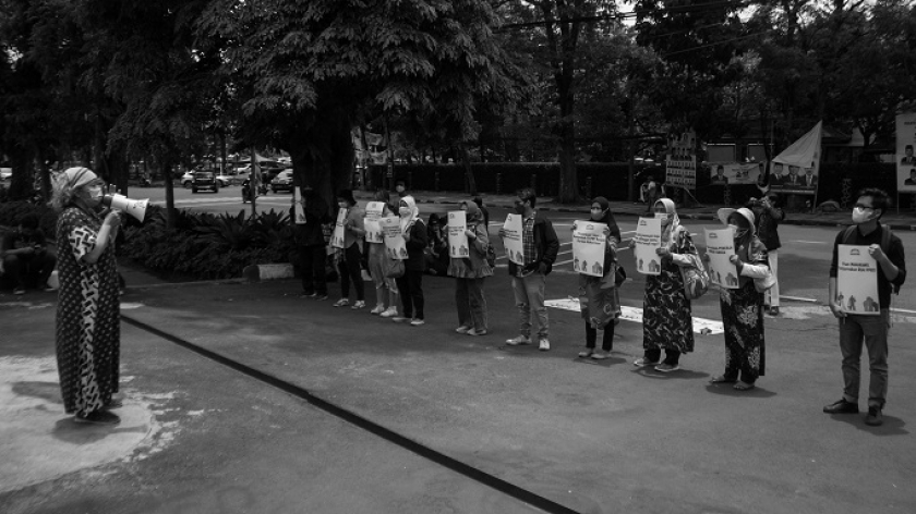Sejumlah pekerja rumah tangga melakukan unjuk rasa di depan Kantor DPRD Jawa barat, Citarum, Kota Bandung, Rabu (15/2/2023). Aksi ini bertujuan untuk mengenang Tragedi PRTA Sunarsih serta memperjuangkan situasi PRT yang rentan kekerasan dan perbudakan. (Foto: Putra Dimas/BandungBergerak.id)