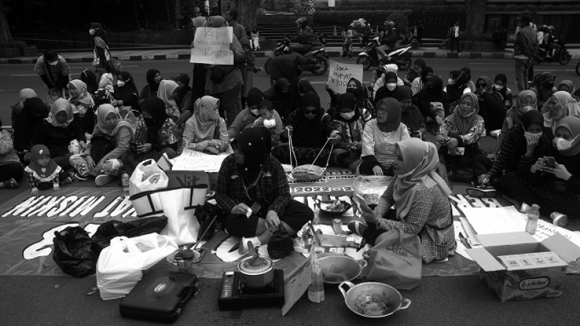 Para ibu yang tergabung dalam Forum Masyarakat Peduli Pendidikan menggelar aksi masak-masak di jalanan di sela aksi memprotes pemangkasan Bantuan Operasional Pendidikan Daerah (BOPD) tingkat SMA/SMK dan sederajat oleh pemerintah provinsi Jawa Barat di Bandung, Jawa Barat, 15 Februari 2023. (Foto: Prima Mulia/BandungBergerak.id)