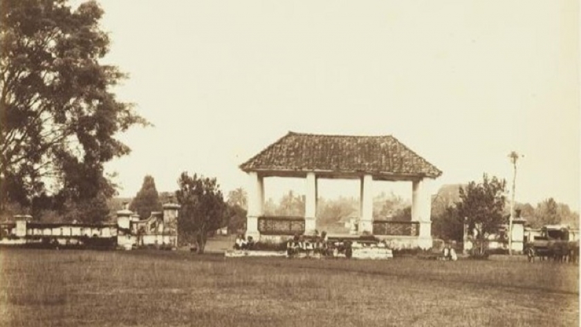 Aloen-aloen te Tjiandjoer. Foto koleksi Woodbury & Page (Batavia) diterbitkan sebelum tahun 1880. (Koleksi KITLV 3194, Sumber digitalcollections.universiteitleiden.nl)