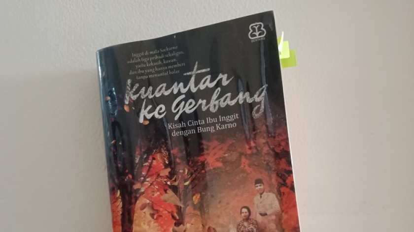 Sampul buku “Kuantar ke Gerbang: Kisah Cinta Ibu Inggit dengan Bung Karno” karya Ramadhan K. H. Diterbitkan penerbit Bentang Pustaka pertama kali tahun 2011. (Foto: Reza Khoerul Iman/BandungBergerak.id)