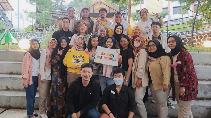 Seluruh kawan 30HariBercerita yang mengikuti kopi darat Pesta Cerita di Bandung, Minggu (12/2/2023). Sebuah pertemuan yang hangat, yang melahirkan banyak kebaikan. (Foto: dokumentasi panitia Pesta Cerita)