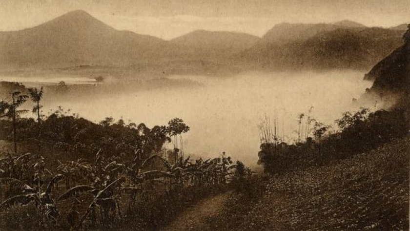 Pemandangan di Lembang. Foto diambil sekitar tahun 1918. (Koleksi KITLV 181949, Sumber digitalcollections.universiteitleiden.nl)