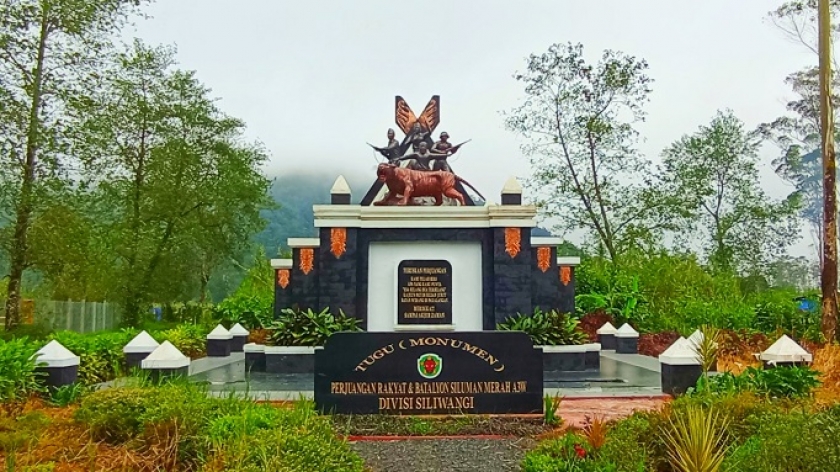 Monumen Perjuangan Rakyat dan Batalion Siluman Merah A3W Divisi Siliwangi yang dibangun di Kampung Cai Ranca Upas, Ciwidey, Kabupaten Bandung, Februari 2023. (Foto: Gan Gan Jatnika)