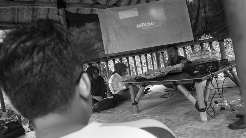 Suasana Kelas Pendokumentasian Isu: Cemar Cikapundung  bersama Bandung for Justice di Kampung Tijibarani, Bandung, Minggu (26/2/2023). (Foto: Virliya Putricantika/BandungBergerak.id)