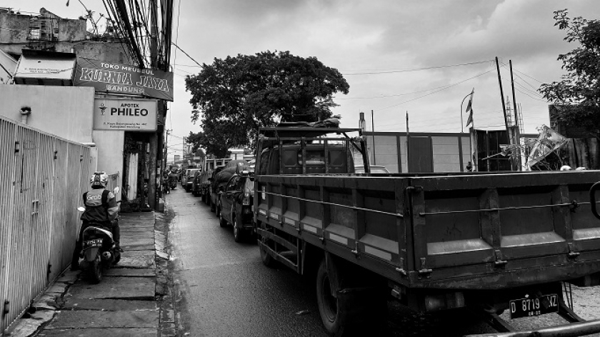 Deretan kemacetan mobil-mobil di Jl. Raya Bojongsoang, Kabupaten Bandung, Senin (27/2/2023). (Foto: Awal Rajul/BandungBergerak.id)