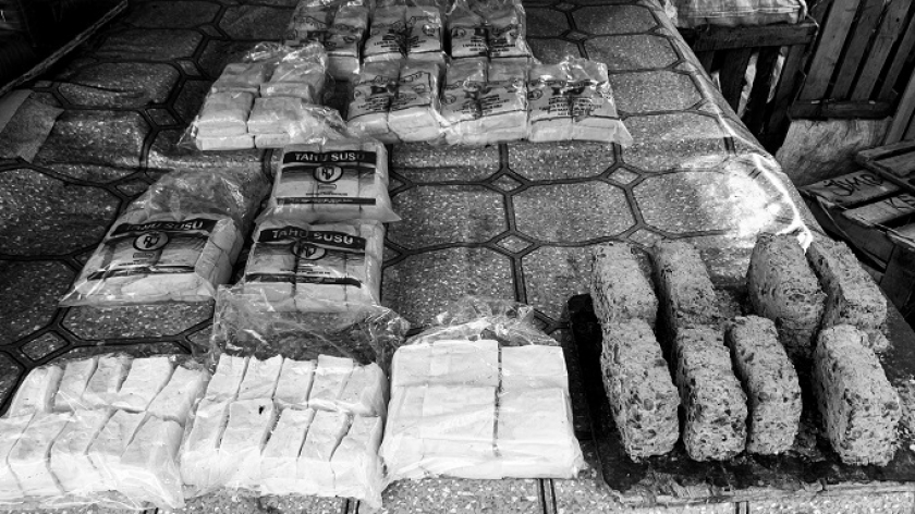Tahu, tempe, dan oncom yang masih tersisa di lapak jualan milik Aah Asia di Pasar Kosambi, Senin (6/2/2023). Ia berjualan sejak subuh, hingga pukul tiga sore masih banyak yang tersisa. (Foto: Emi La Palau/BandungBergerak.id)