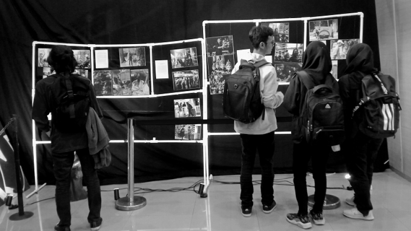 Pengunjung pameran sedang melihat karya-karya yang dipajang di pameran fotografi Manifesto: Photography for Humanity pada Selasa, (28/02/2023). (Foto: Reza Khoerul Iman/BandungBergerak.id)