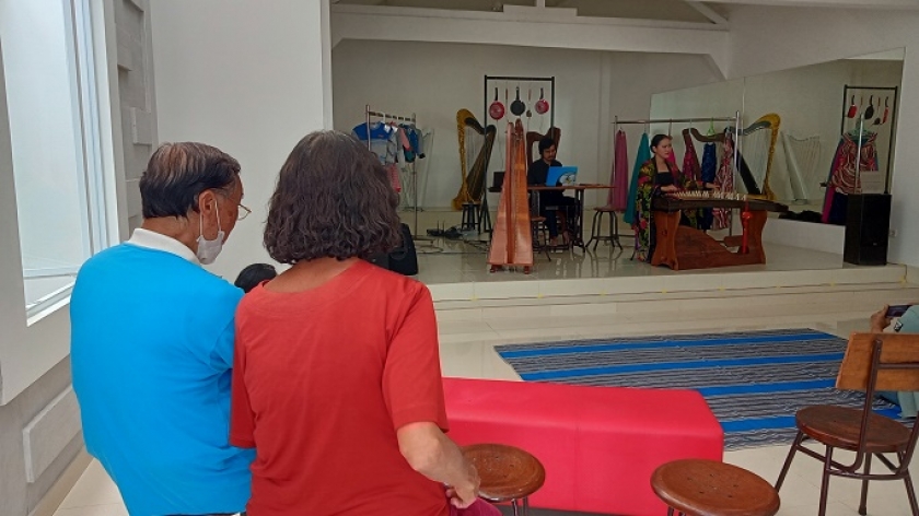 Pertunjukan musik harpa oleh musikus harpa dan guzheng Sisca di Rumah Petik, studio di Jalan Andir 188/79, Kota Bandung, 2023. (Foto: Sundea/Penulis) 