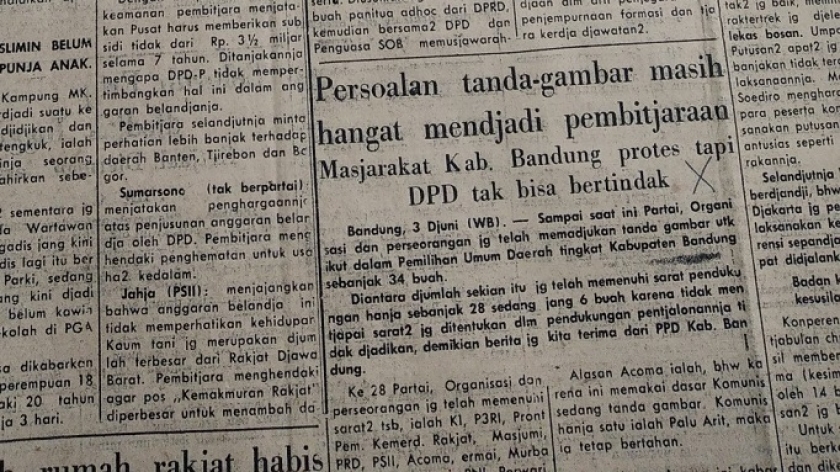 Potongan berita pada surat kabar Warta Bandung tahun 1957 merekam polemik perebutan lambang palu arit antara PKI dan Partai Acoma. (Foto: Dokumentasi Yogi Esa Nugraha)