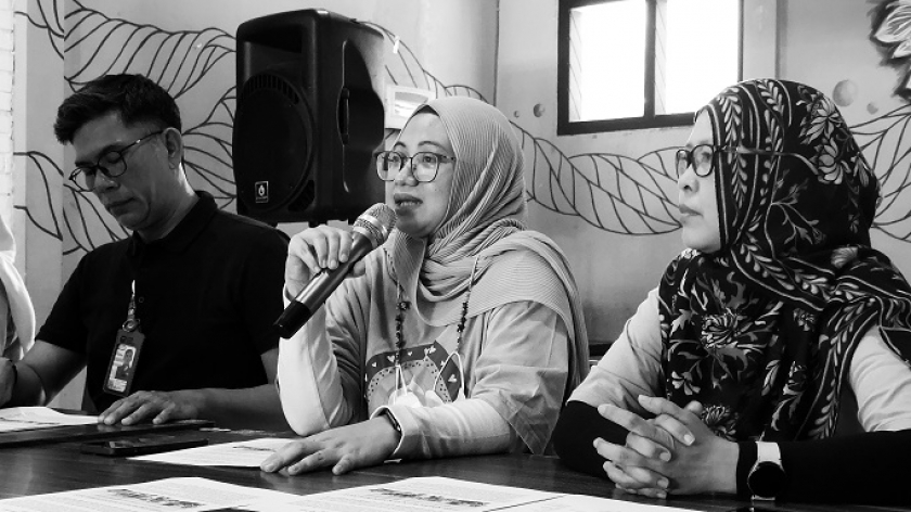 Ketua Potads Mira Widiastuti memberikan informasi terkait penyelenggaraan Hari Down Syndrom Dunia 2023, saat konferensi pers di Eatboss Dago, Rabu (8/3/2023). (Foto: Awla Rajul/BandungBergerak.id)