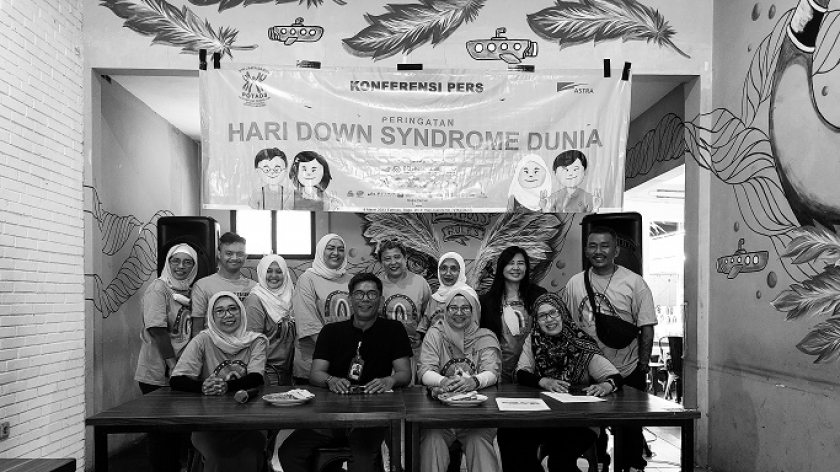 Foto bersama Perkumpulan Orang Tua Anak dengan Down Syndrome (Potads) dan Koordinator Jabar Quick Response Febrin Hikmawan usai konferensi pers, di Eatboss Dago, Rabu (8/3/2023). (Foto: Awla Rajul/BandungBergerak.id)