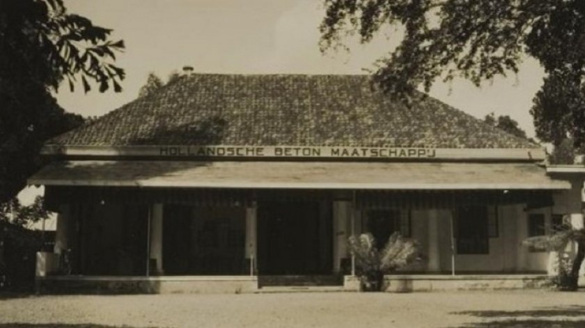 Kantor Hollandsche Beton Maatschappij di Batavia. Foto diambil sekitar tahun 1930. Perusahaan tersebut yang membangun substruktur rumah teleskop di Obseratorium Bosscha di Lembang. (Koleksi KITLV 50691, Sumber digitalcollections.universiteitleiden.nl)