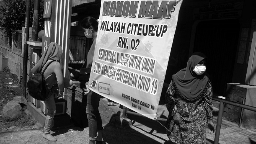 Desa Citeureup dan kampung Cilisung, Kecamatan Dayeuhkolot, Kabupaten Bandung, melakukan lockdown dengan memasang spanduk larangan masuk bagi warga dari luar desa maupun pemudik, Minggu (30/5/2021). (Foto: Prima Mulia)