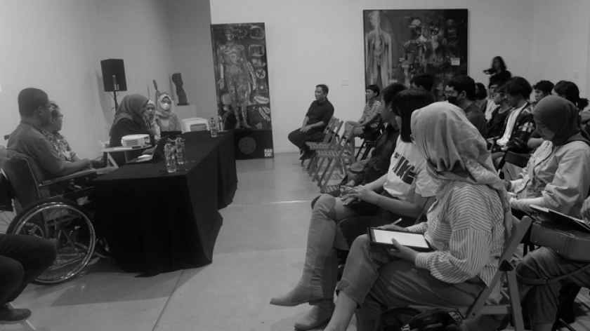 Diskusi dengar pendapat “Seni di Mata Kami - Kesenian dalam Perspektif Disabilitas” di Bale Tonggoh, Selasar Sunaryo Art Space, Rabu, (8/3/2023). (Foto: Reza Khoerul Iman/BandungBergerak.id)