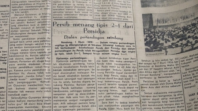 Surat kabar Warta Bandung terbit pertama kali pada tahun 1954 merekam kemenangan Persib lawan Persija. (Foto: Dokumentasi Yogi Esa Sukma Nugraha)