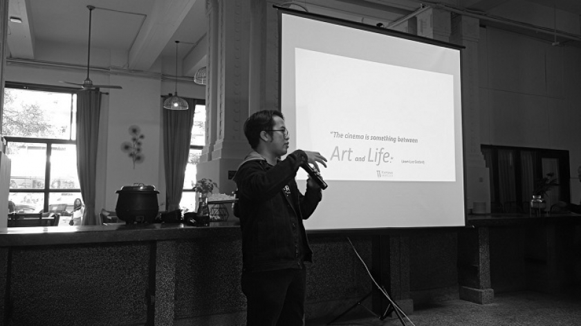 Abdalah Gifar sedang menyampaikan materi tentang Storytelling pada Workshop Smartphone Cinema pada Minggu (13/3/2023) di GASBLOCK. (Foto: Tofan Aditya/BandungBergerak.id)