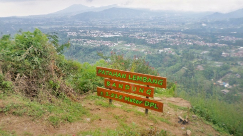 Papan nama Patahan Lembang di titik pandang dekat Pasir Pangukusan dengan latar belakang kawasan Lembang dan Pegunungan Bandung Utara, Maret 2023. (Foto: Gan Gan Jatnika)