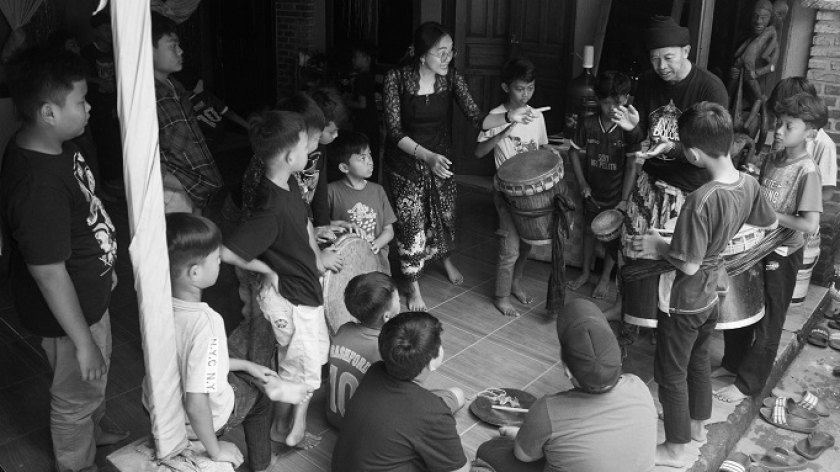 Di Sanggar Seni Reak Tibelat, anak-anak menunjukkan minat pada seni reak dan budaya Sunda. Mila dan sang kakak ikut mengajar. (Foto: Putra Dimas/BandungBergerak.id)