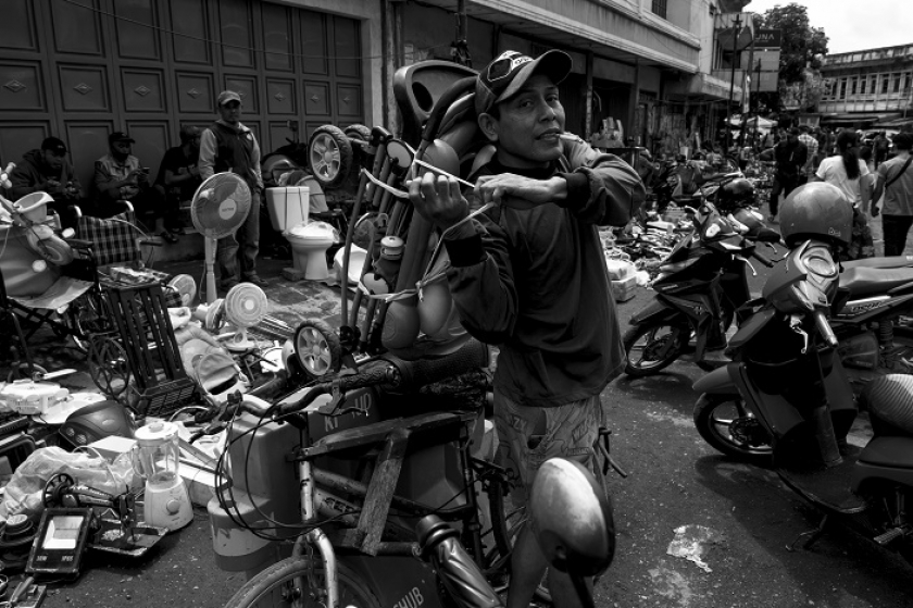 Penjualan barang loak di Jalan Astana, Bandung. (Iqbal Kusumadirezza)