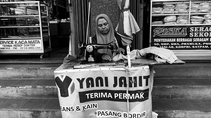 Ramadan Setelah Pagebluk Yani Maryani Konsisten Di Balik Mesin Jahitnya Bandungbergerak Id