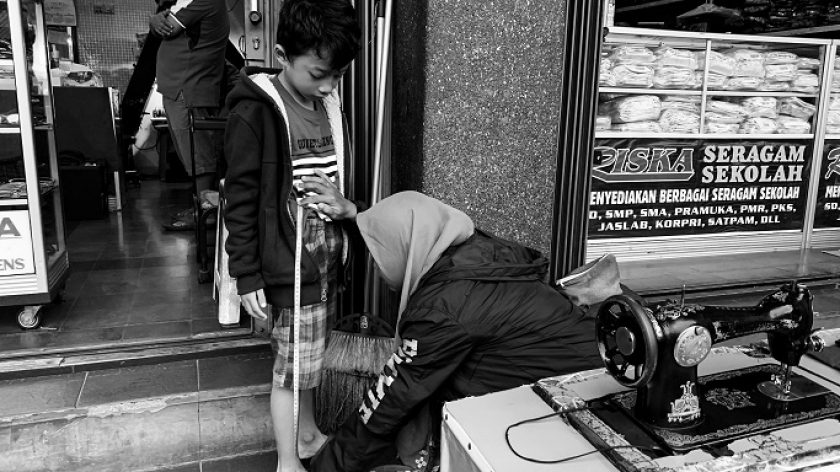 Yani Maryani (43 tahun) saat melayani pelanggan di Jalan Cipaera, Kosambi, Kota Bandung, Sabtu (25/3/2023). (Foto: Emi La Palau/BandungBergerak.id)