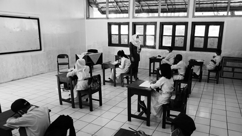 Suasana kegiatan Pendidikan Tatap Muka (PTM) Terbatas di salah satu kelas SD Negeri 065 Cihampelas, Kota Bandung pada Senin (7/6/2021). (Foto: Bani Hakiki/BandungBergerak.id)