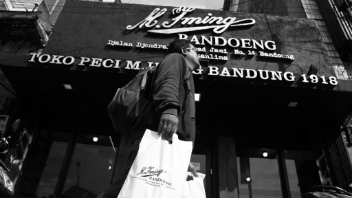 Menyesuaikan dengan zaman, pabrik dan toko Peci M Iming sanggup bertahan selama lebih dari satu abad. (Foto:: Prima Mulia/BandungBergerak.id)