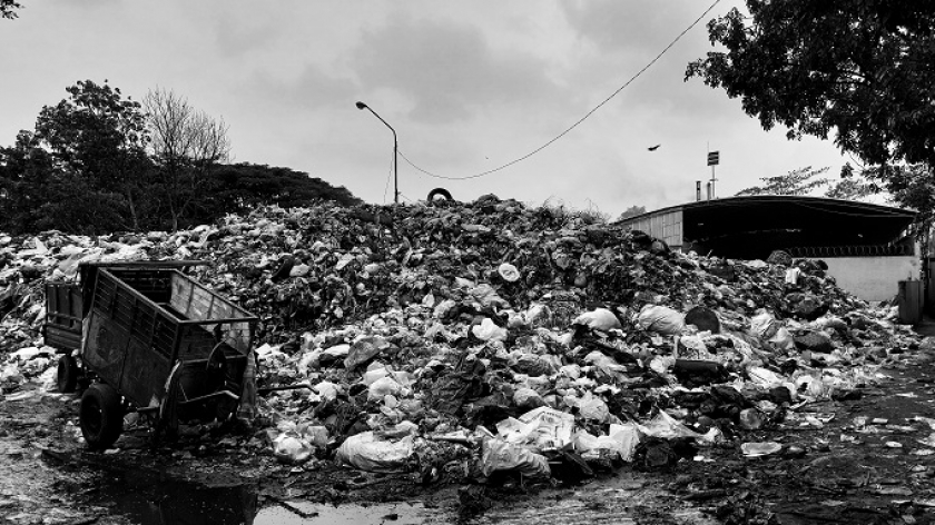 Tumpukan sampah di Tempat Penampungan Sampah (TPS) Ciwastra, Kota Bandung, terjadi karena tersendatnya pengangkutan ke TPA Sarimukti, Jumat (27/1/2023). (Foto: Awla Rajul/BandungBergerak.id)