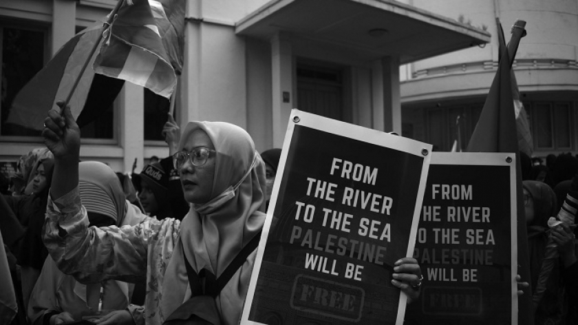 Peserta aksi solidaritas untuk Palestina di depan Gedung Merdeka, Bandung, Jumat (14/4/2023). (Foto: Prima Mulia/BandungBergerak.id)