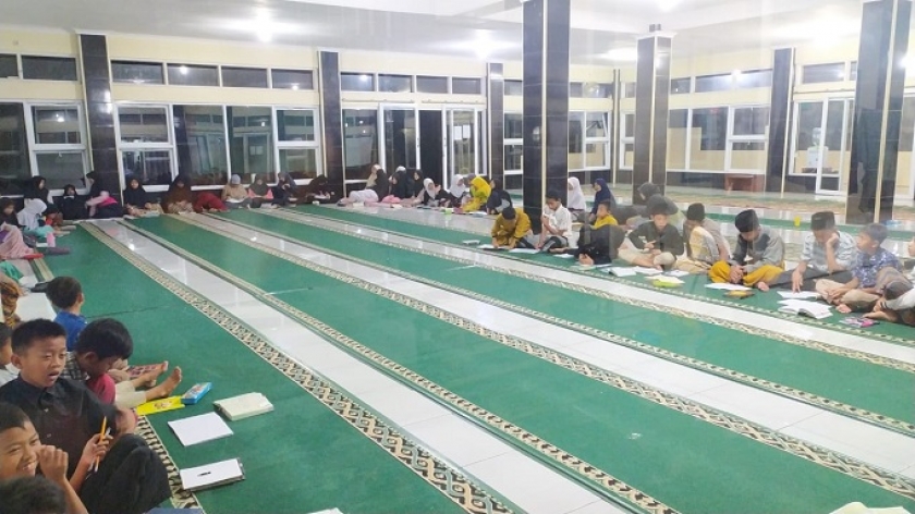 Suasana kegiatan kajian yang dilakukan anak-anak dan remaja peserta program Semalter di Masjid Al-Qudwah, Nagrog, Cicalengka. (Foto:  Noor Shalihah)