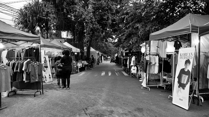 Suasana lapak pedagang kaki lima di Jl. Trunojoyo, Bandung, Jumat (14/4/2023). (Foto: Awla Rajul/BandungBergerak.id)