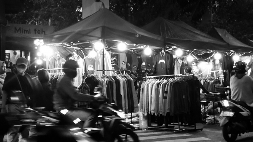 Suasana lapak pedagang kaki lima yang menjual pakaian yang marak menjelang Lebaran di kawasan Trunojoyo, Jumat, (14/4/2023). (Foto: Awla Rajul/BandungBergerak.id)