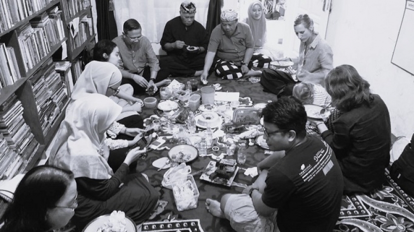 Suasana ngobrol sambil menikmati makanan Lebaran bersama para tokoh agama Engkus Ruswana presidium nasional Majelis Luhur Kepercayaan Indonesia (MLKI), Ketut Wiguna Parisada Dharma Hindu Jawa Barat, Rahel seorang pendeta yang sedang melakukan safar sabatikalnya dari Zurich, Swiss ke Indonesia. (Foto: Yohanes Irmawandi)*