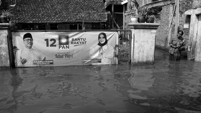 Spanduk partai politik di tengah banjir yang menggenangi Kampung Bojongasih, Kecamatan Dayeuhkolot, Kabupaten Bandung, Kamis (27/4/2023). (Foto: Prima Mulia/BandungBergerak.di) 